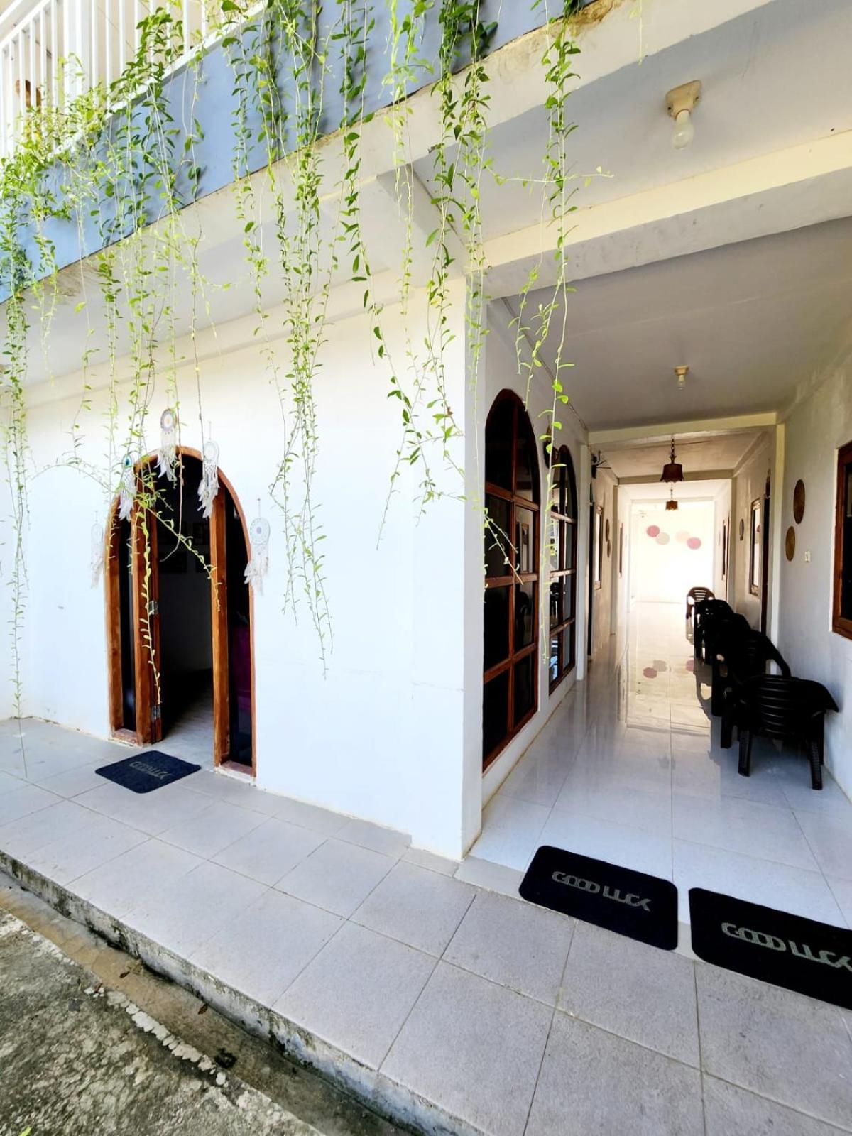 D'Flora Homestay Labuan Bajo Exterior photo