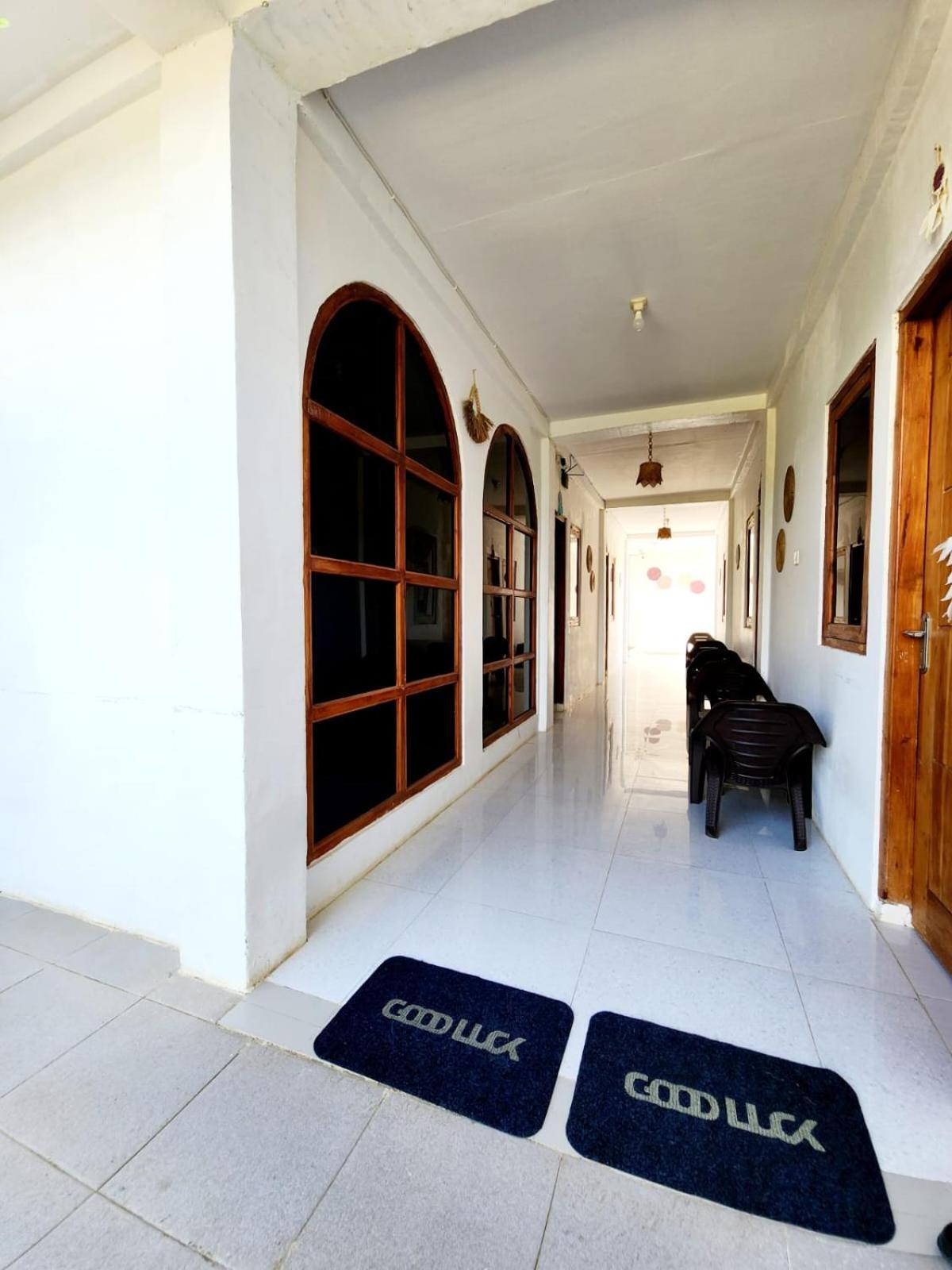 D'Flora Homestay Labuan Bajo Exterior photo