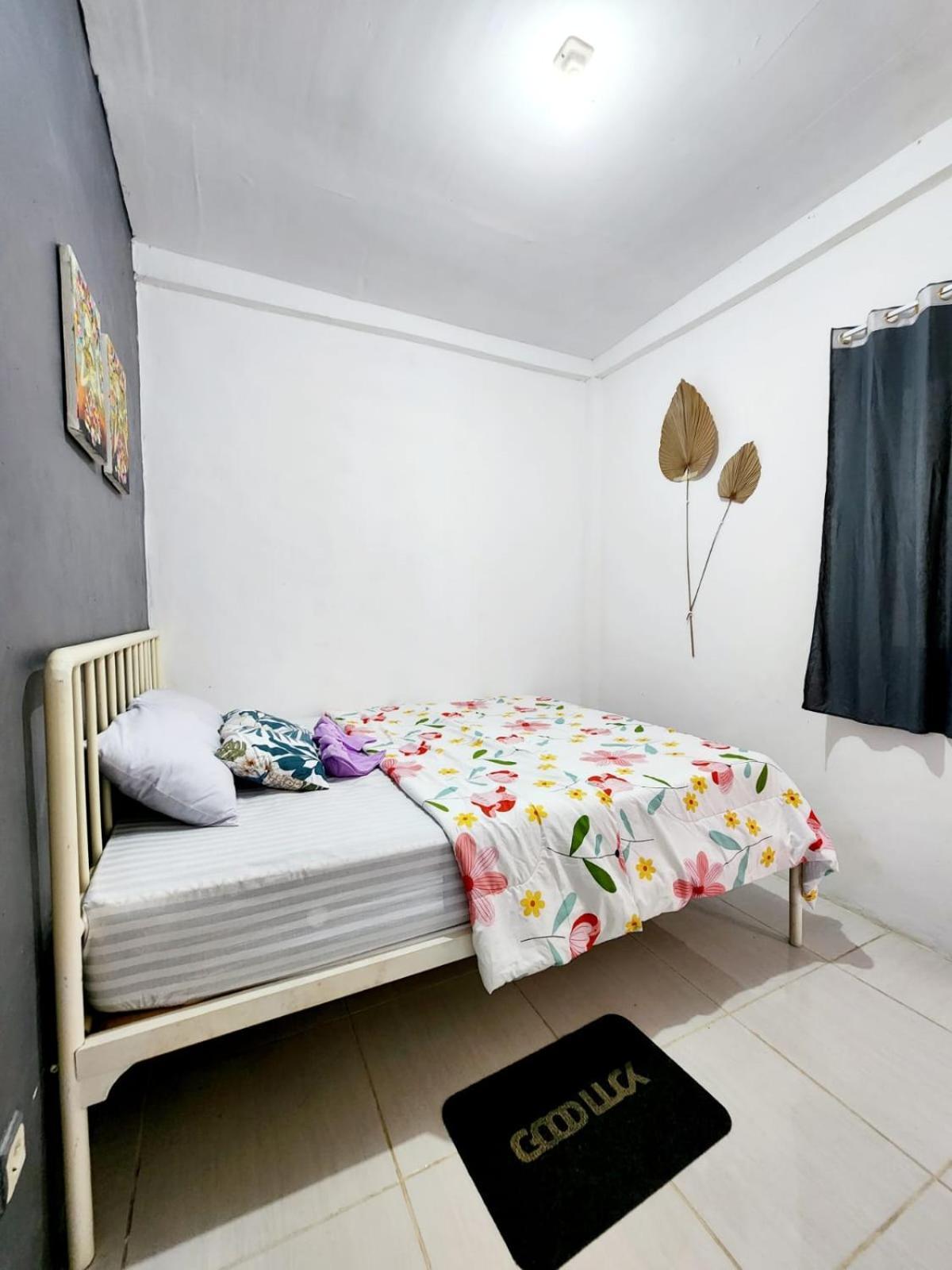 D'Flora Homestay Labuan Bajo Exterior photo