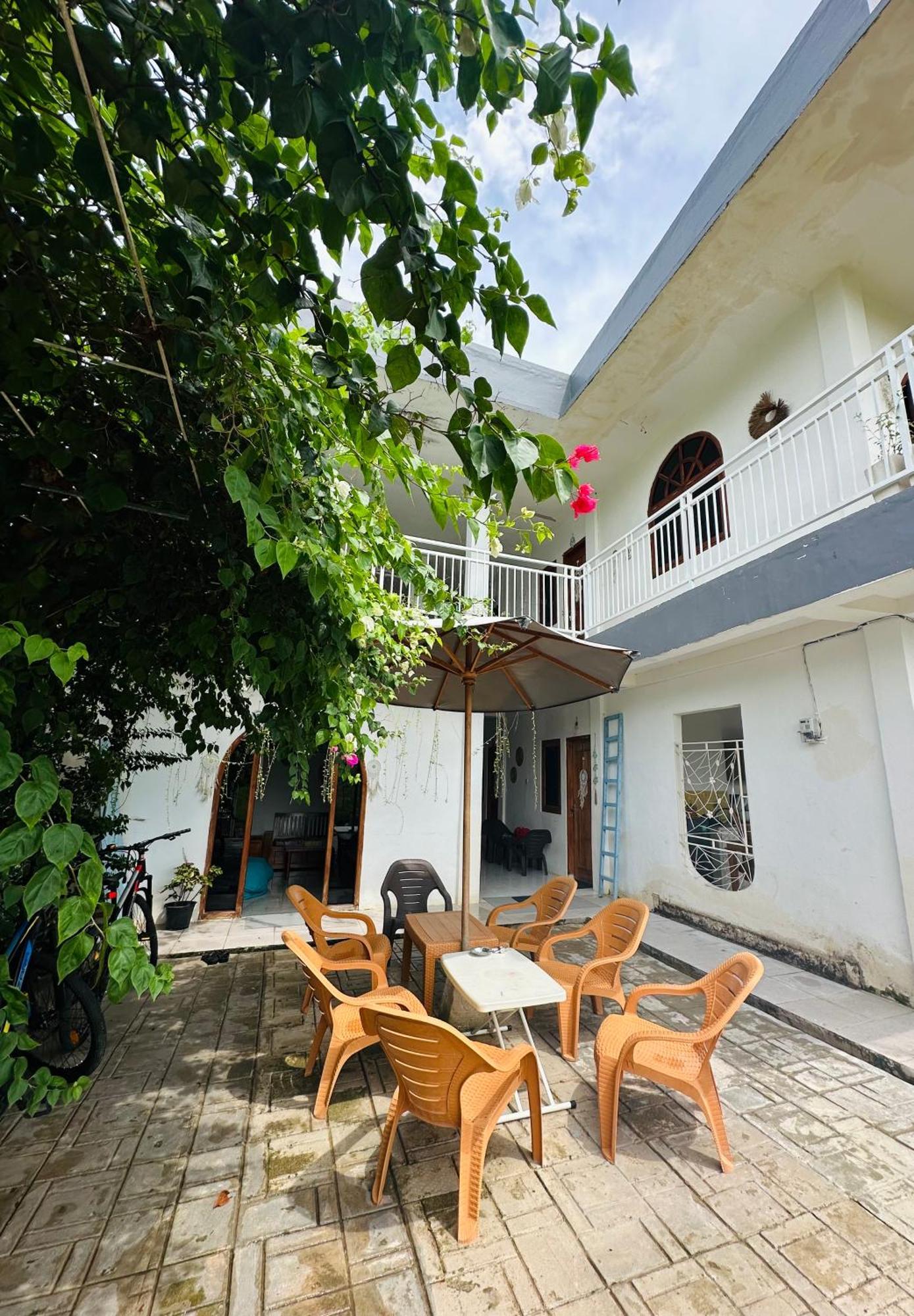 D'Flora Homestay Labuan Bajo Exterior photo