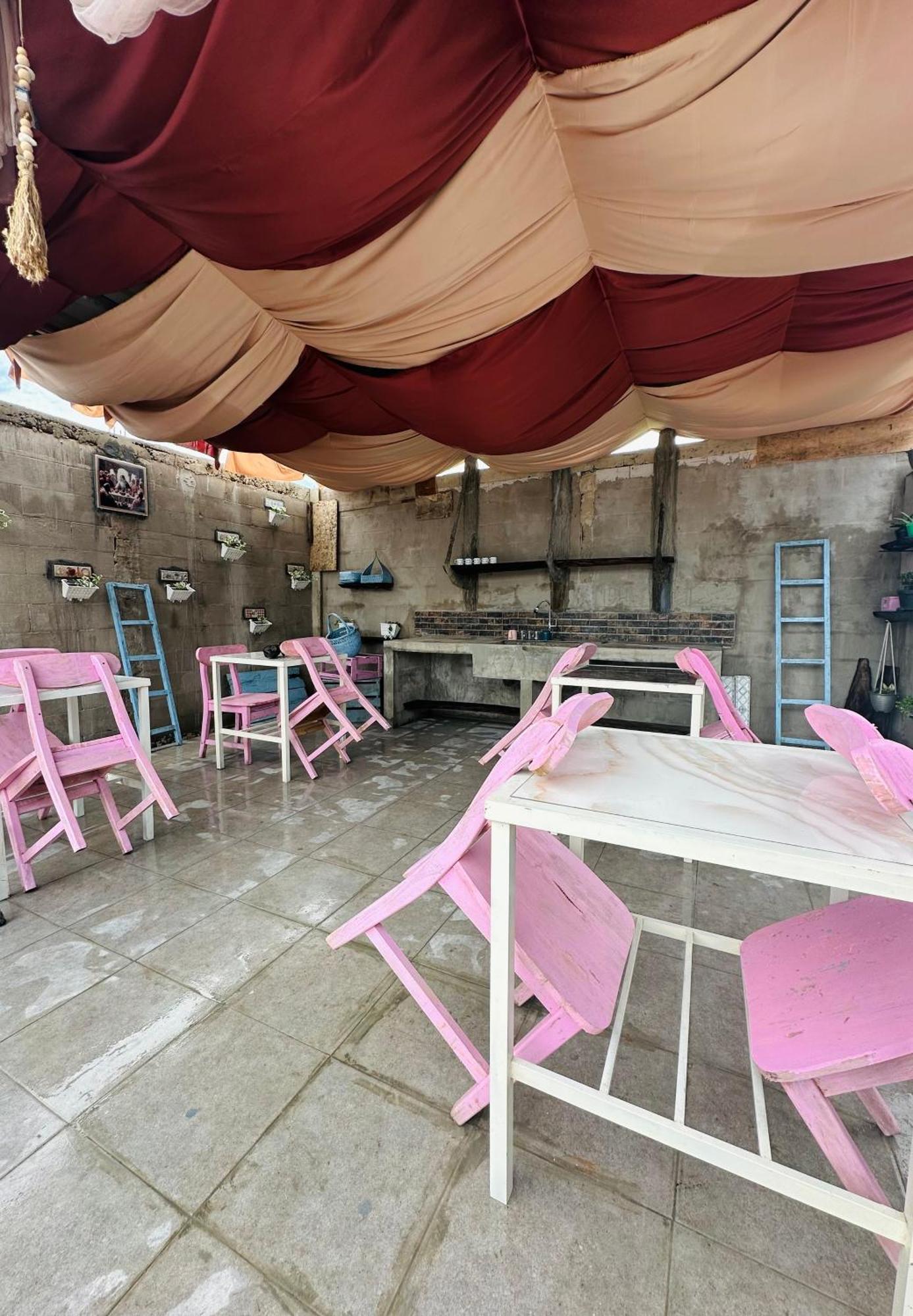 D'Flora Homestay Labuan Bajo Exterior photo