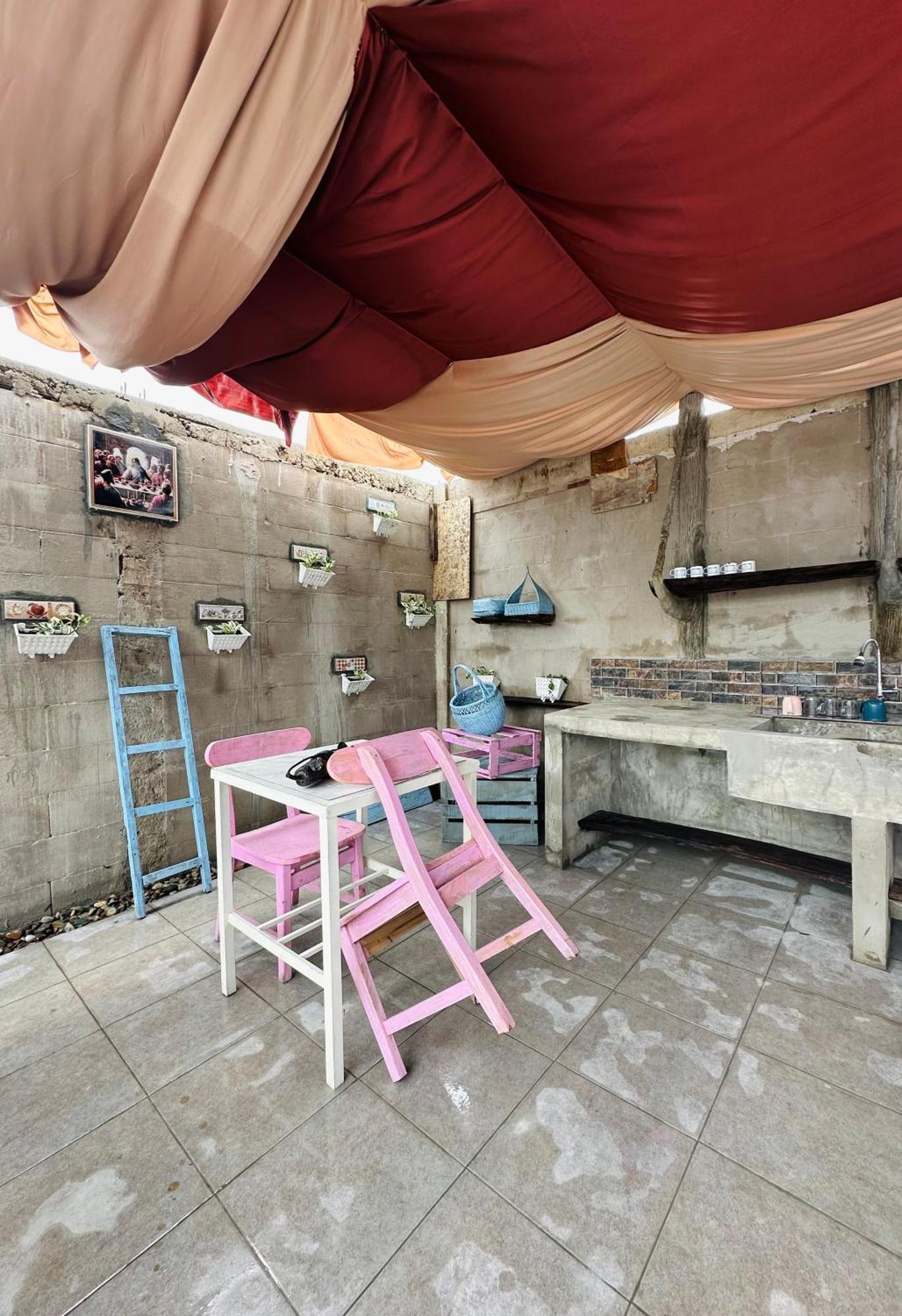 D'Flora Homestay Labuan Bajo Exterior photo