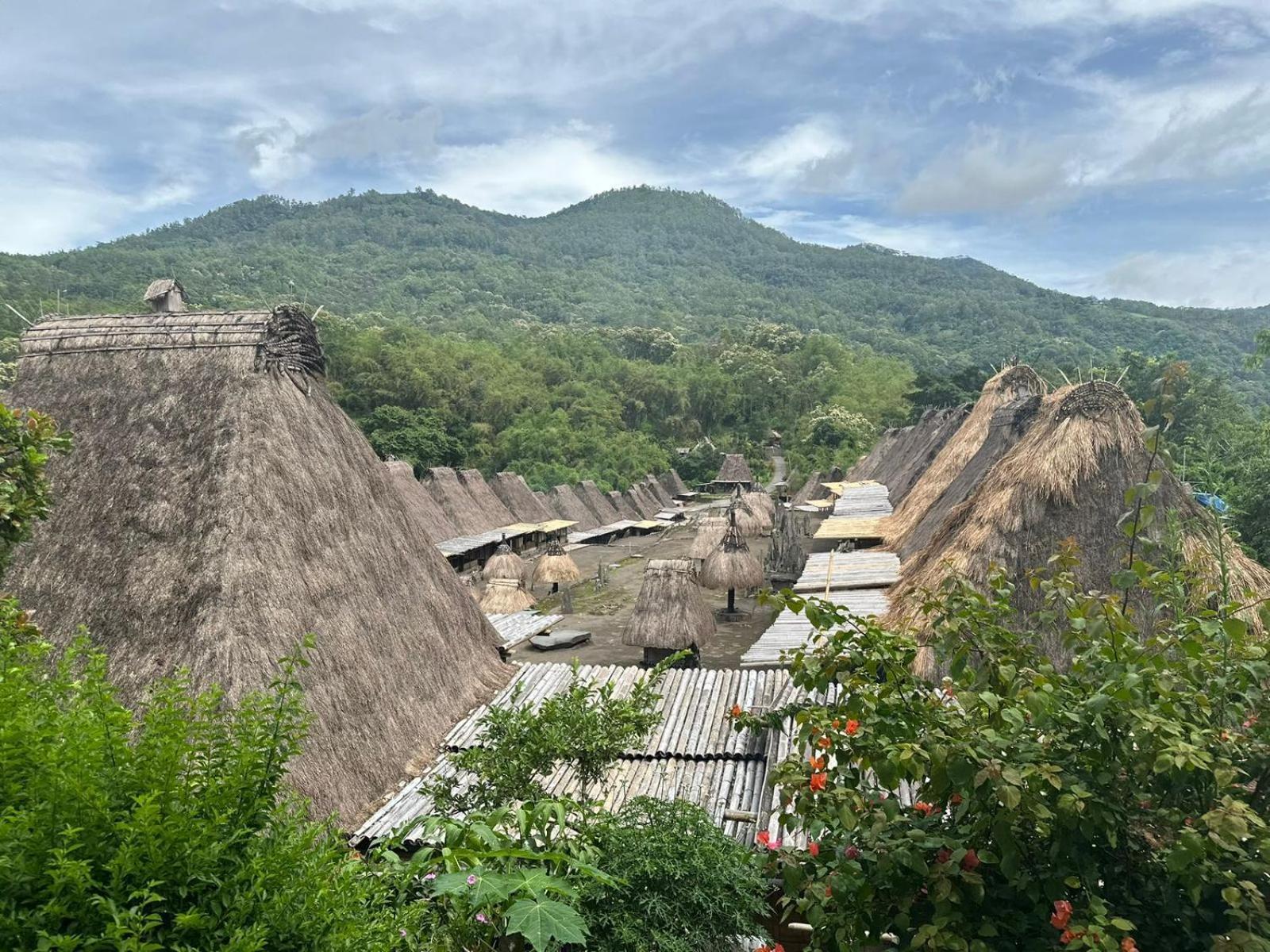 D'Flora Homestay Labuan Bajo Exterior photo