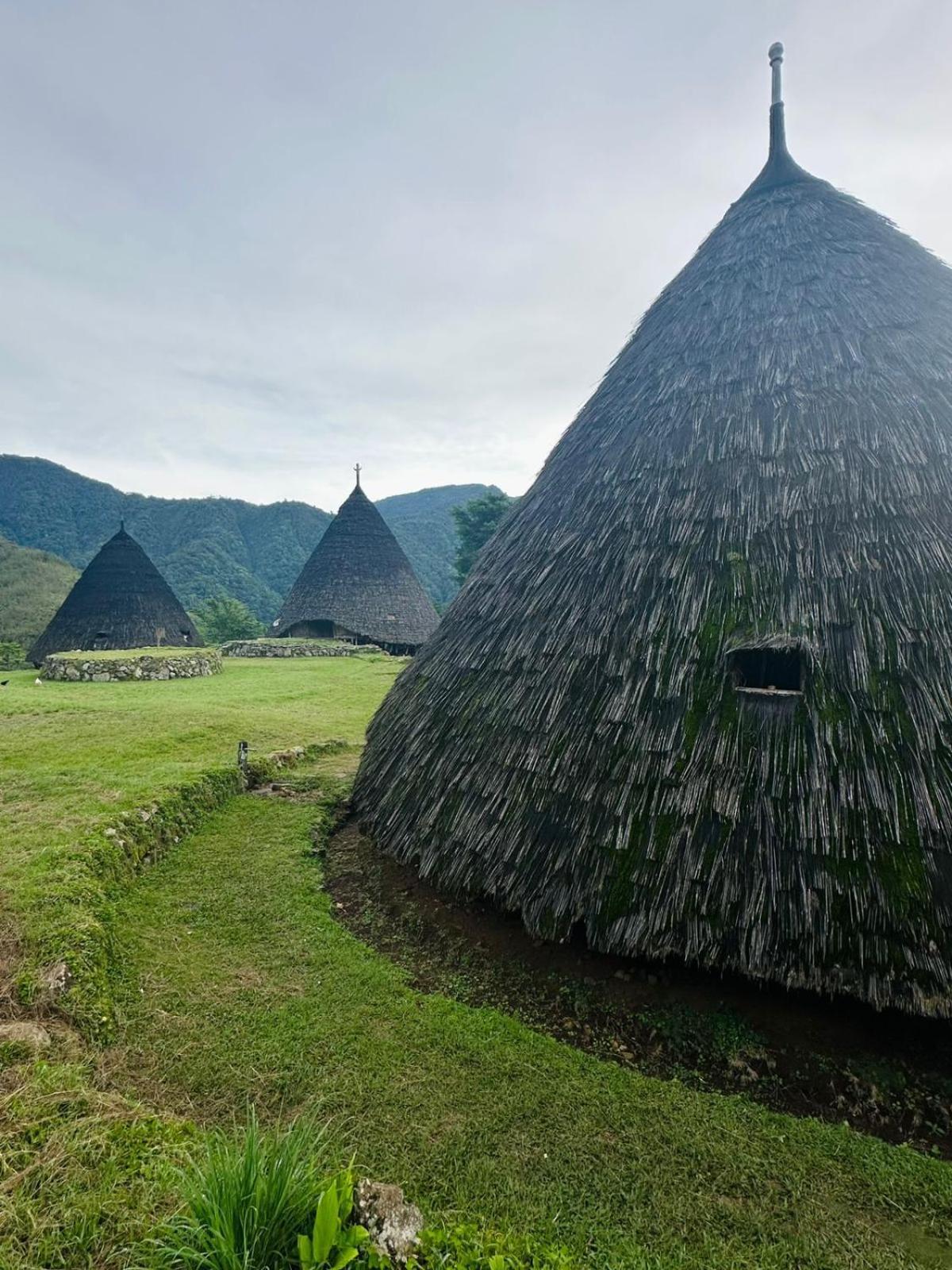 D'Flora Homestay Labuan Bajo Exterior photo