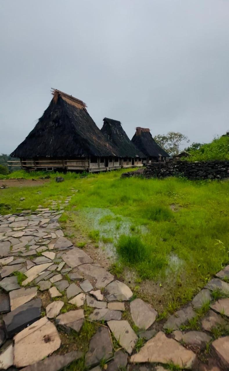 D'Flora Homestay Labuan Bajo Exterior photo