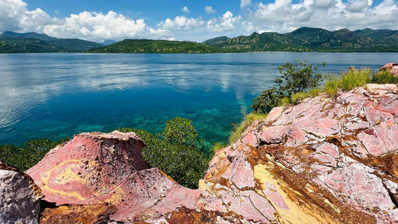 D'Flora Homestay Labuan Bajo Exterior photo