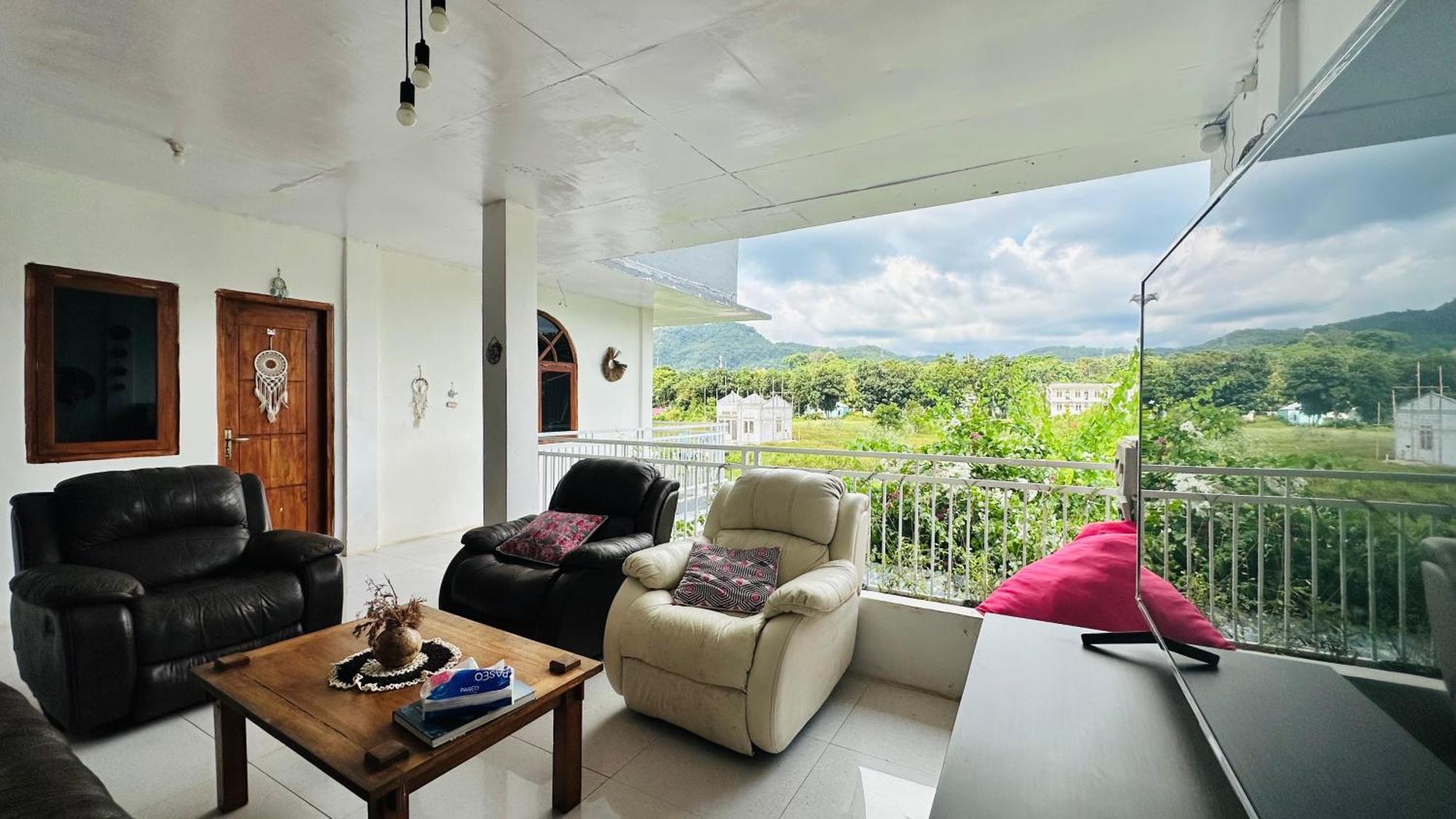 D'Flora Homestay Labuan Bajo Exterior photo