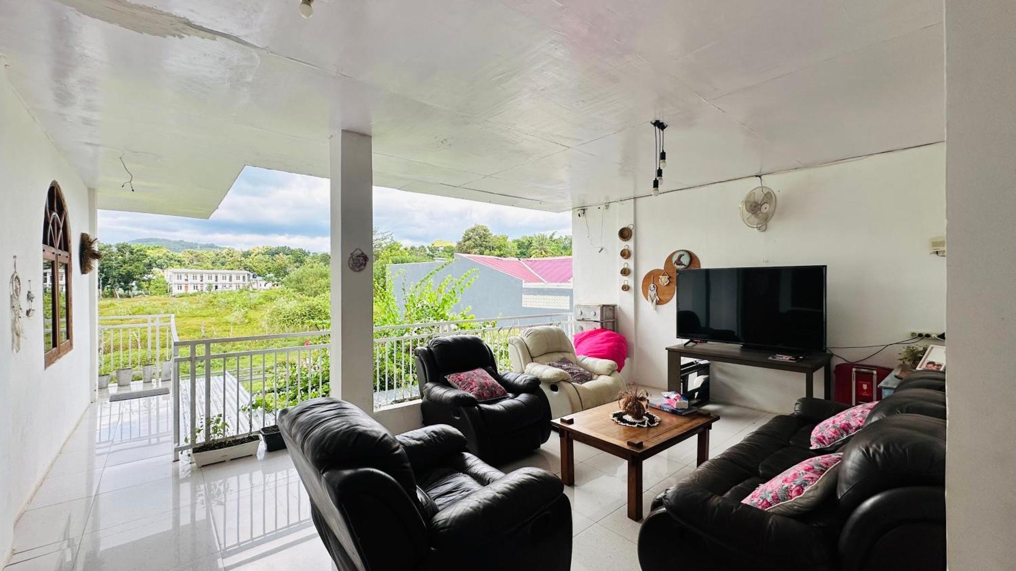 D'Flora Homestay Labuan Bajo Exterior photo