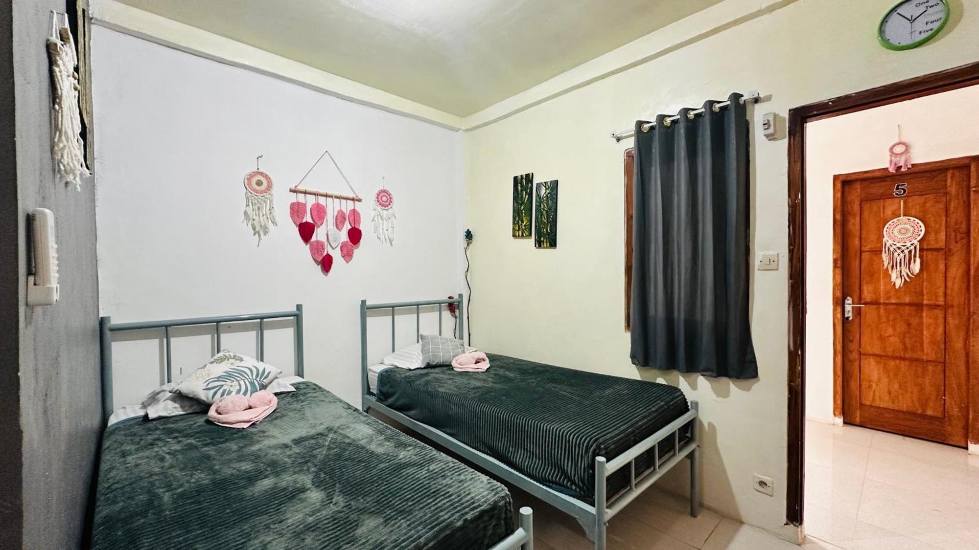 D'Flora Homestay Labuan Bajo Exterior photo